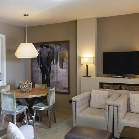 Near Golf Course With Pool Apartment *