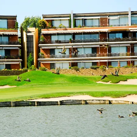 Near Golf Course With Pool Apartment *